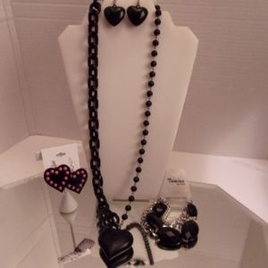 NWTS RETAIL $37 VALENTINE LOT BEAUTIFUL HEART NECK